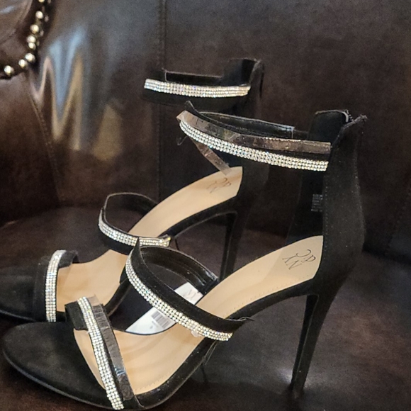 shoes - Picture 2 of 4